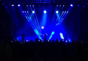 Live concert lighting with atmospheric blue stage lights, audience-focused illumination and professional lighting control for major events in Antalya, Bodrum and Cappadocia