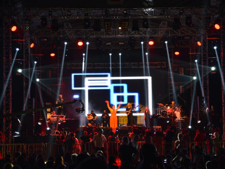 Professional event lighting setup with dynamic stage lighting, LED screens and truss systems for a live concert and large-scale event production in Antalya, Bodrum and Cappadocia
