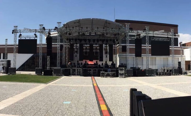 Large-scale sound equipment setup with professional PA systems, line array speakers and stage audio control for an outdoor concert event in Antalya, Bodrum and Cappadocia