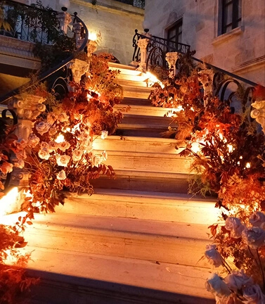 Luxury floral wedding decoration with romantic lighting and elegant design by Make Events