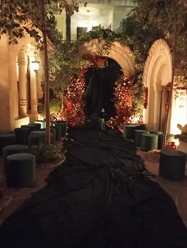 Elegant wedding venue design with refined decoration and ambient lighting by Make Events