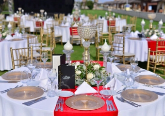 Floral centerpiece styling and table decoration featuring elegant glassware, coordinated linens and refined event table design in Antalya, Bodrum and Cappadocia
