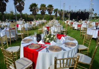 Outdoor table design and decoration with round tables, elegant place settings and coordinated event styling for a wedding and corporate event in Antalya, Bodrum and Cappadocia